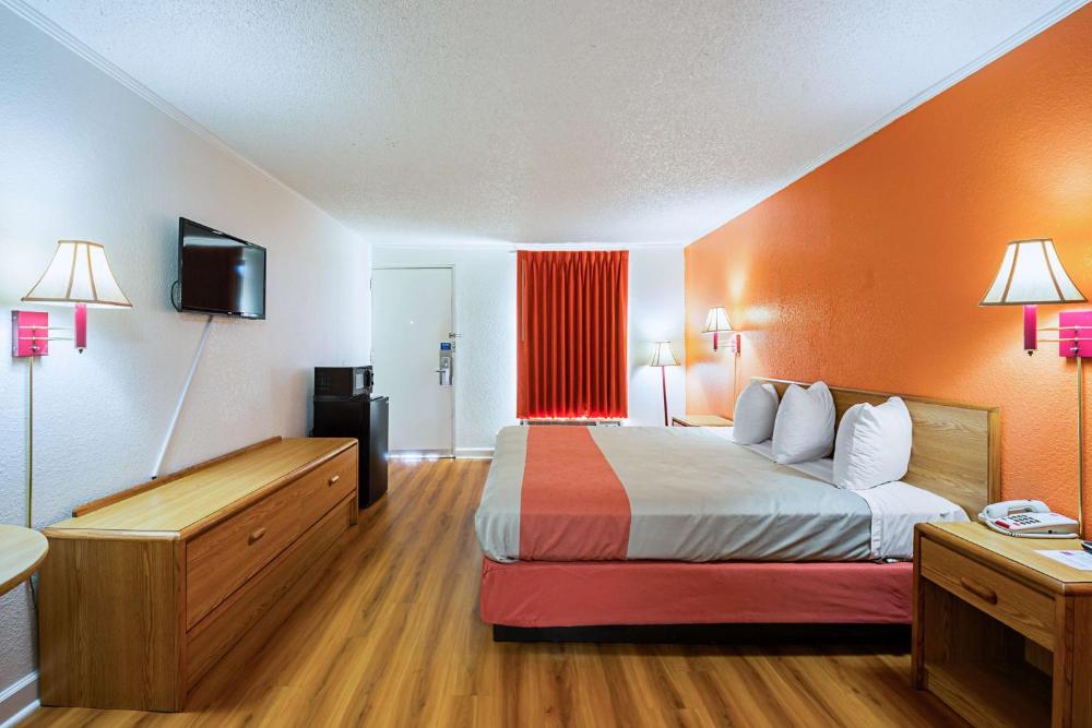 King Room - Non-Smoking interior